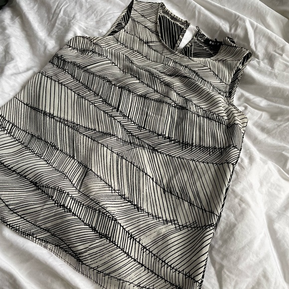 EUC Women’s DKNY printed blouse - Sz M - Picture 3 of 4